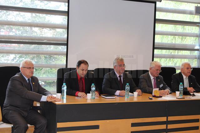 Profesorul Viorel Ieremie (primul din stânga) şi Emil Mateiaş (ultimul din dreapta), propuşi pentru titlul de Cetăţean de Onoare al Sucevei