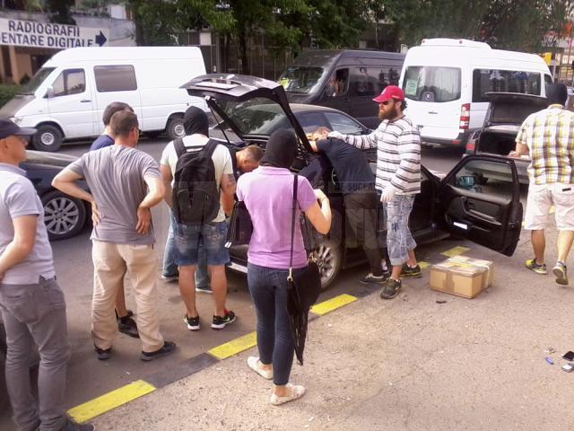 Prinşi de cagulişti în centrul Sucevei, după ce-au ridicat un colet cu droguri de la o firmă de transport internaţional