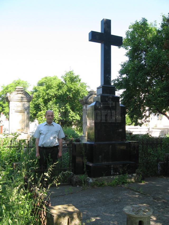 Dr. Ioan Foit lângă monumentul funerar al familiei Hagi