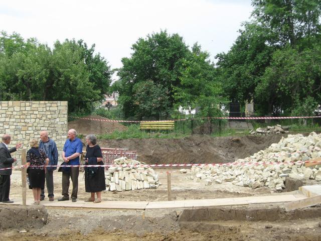 Zidul care va despărţi cimitirul de complexul religios armean