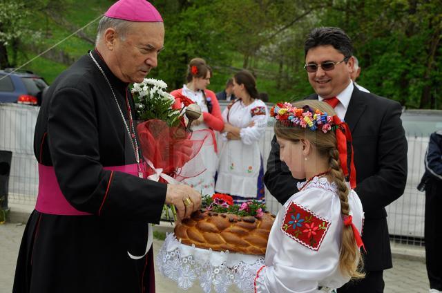 Deputatul Ghervazen Longher cu PS Petru Gherghel, episcop de Iaşi, cu ocazia unor manifestări in Bucovina