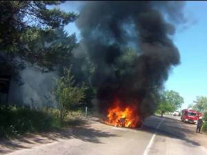 Un autoturism BMW a luat foc în mers, pe DJ 178, pe raza satului Costâna, comuna Todireşti