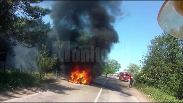 Un autoturism BMW a luat foc în mers, pe DJ 178, pe raza satului Costâna, comuna Todireşti