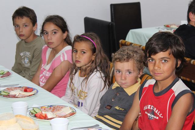 O parte din cei 70 de copii care iau masa zilnic la Casa Vladimir, de un an de zile