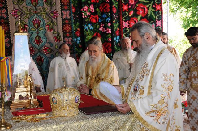 ÎPS Teofan, Arhiepiscopul Iaşilor şi Mitropolitul Moldovei şi Bucovinei, şi ÎPS Pimen, Arhiepiscopul Sucevei şi Rădăuţilor, la resfintirea Bisericii Sf. Treime