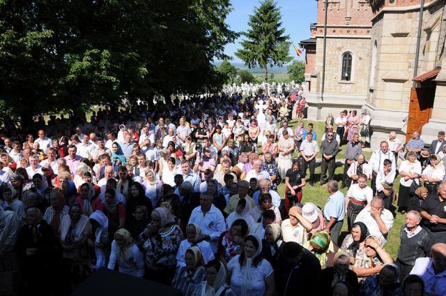 Aproape 500 de credincioşi au participat duminică la resfinţirea Bisericii „Sf. Treime” din comuna Fântâna Mare