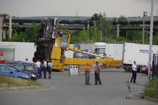 O automacara s-a răsturnat în parcarea de la Iulius Mall