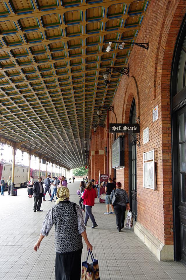 Camerele video acoperă sala de aşteptare, peronul şi ieşirile laterale, pe lângă clădire