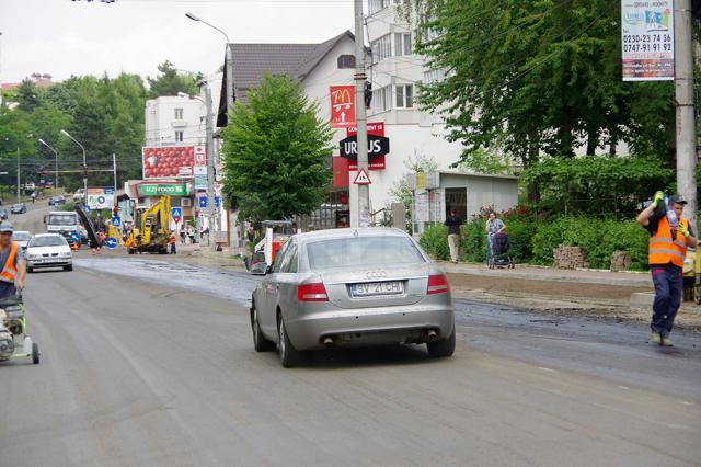 Sens unic pe bulevardul George Enescu din Suceava, din cauza asfaltării