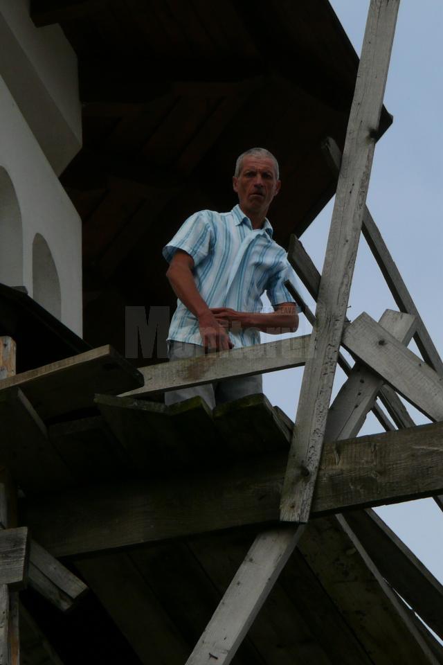 Un bărbat ameninţă că se aruncă de pe schela catedralei din Fălticeni