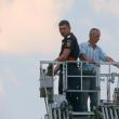 Un reprezentant al Detaşamentului de Pompieri Fălticeni a reuşit să-l convingă pe protestatar să coboare