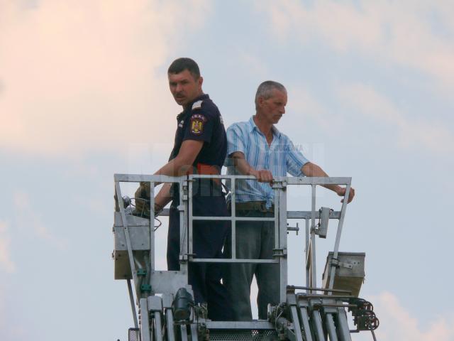 Un reprezentant al Detaşamentului de Pompieri Fălticeni a reuşit să-l convingă pe protestatar să coboare