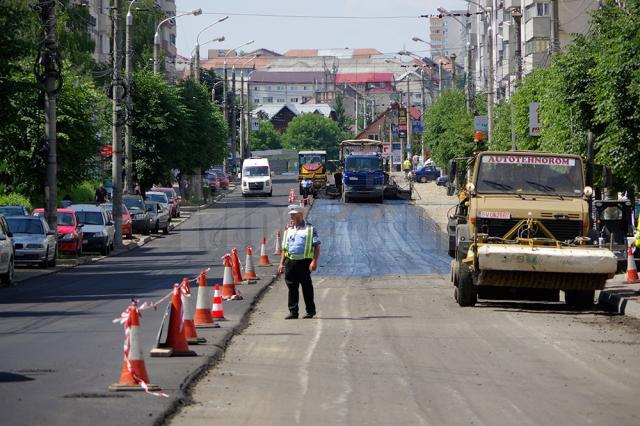 Asfaltarea bulevardului George Enescu a dat peste cap traficul rutier pe multe din străzile Sucevei