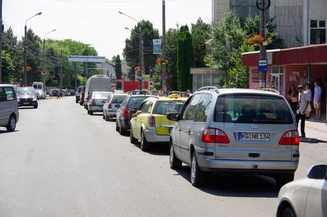 Asfaltarea bulevardului George Enescu a dat peste cap traficul rutier pe multe din străzile Sucevei