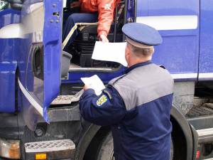 Poliţiştii au verificat 65 de vehicule de transport marfă
