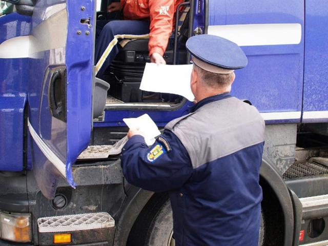 Poliţiştii au verificat 65 de vehicule de transport marfă