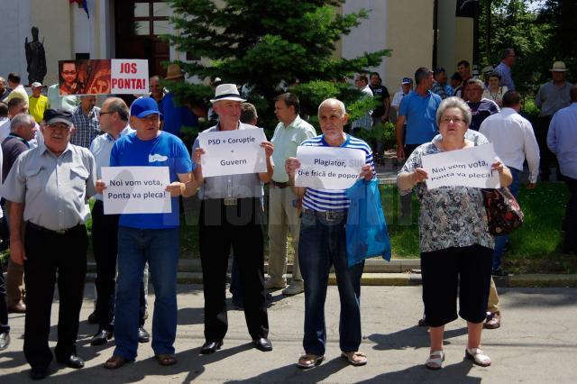 Mitingul PNL anti-Ponta, din faţa Palatului Administrativ din Suceava, topit de soare în 30 de minute