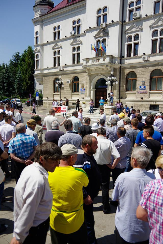 Mitingul PNL anti-Ponta, din faţa Palatului Administrativ din Suceava, topit de soare în 30 de minute