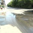Din dâmburile apărute în asfalt ţâşnea apă curată, iar în scurt timp aproape întreaga stradă a fost inundată