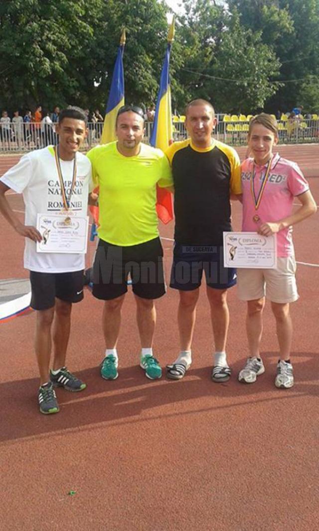 Cei doi atleți medaliați în proba de 5000 de metri, Andrei Rusu (stânga) și Gabriel Bulandra, alături de antrenorii Bogdan Roșcăneanu și Cristian Prâsneac