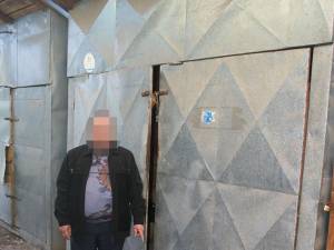 Bărbatul încerca să vândă 1.634 de pachete de ţigări într-un bazar din municipiul Rădăuţi