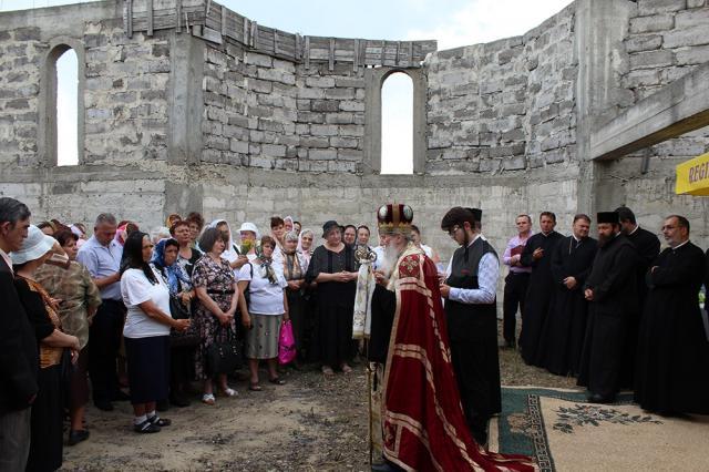 ÎPS Pimen a oficiat slujba de sfinţire a noului lăcaş de cult, din zona Lanişte