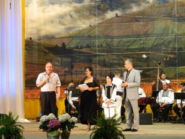 Interpreţi de muzică populară, grupuri folclorice şi dansatori, pe scena Casei de Cultură Suceava, într-un spectacol caritabil