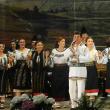 Interpreţi de muzică populară, grupuri folclorice şi dansatori, pe scena Casei de Cultură Suceava, într-un spectacol caritabil