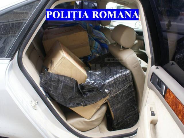 Maşină cu aproape 5.000 de pachete de ţigări de contrabandă, oprită de poliţişti la intrarea în Suceava