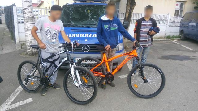 Trei tineri, prinşi în parc cu biciclete furate dintr-o scară de bloc din Suceava