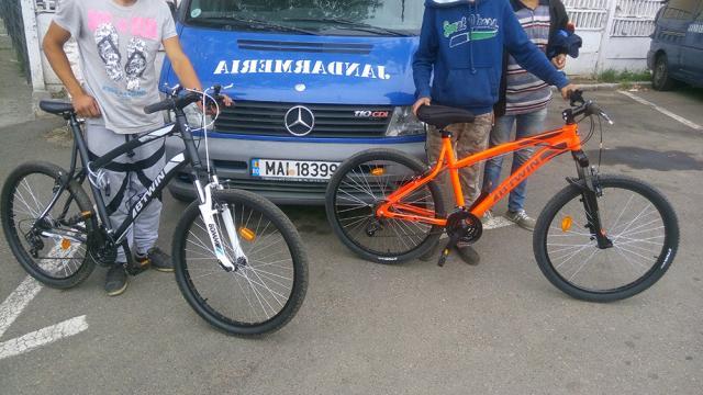 Trei tineri, prinşi în parc cu biciclete furate dintr-o scară de bloc din Suceava