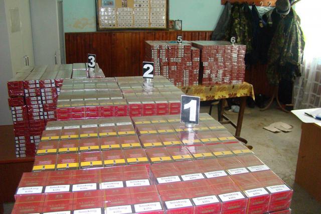 Trei focuri de armă pentru reținerea unui contrabandist și a cinci colete cu aproape 6.000 de pachete de țigări ucrainene