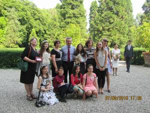 Elevii de la Școala Gimnazială „Miron Costin”  împreună cu Consulul George Miloșan. Foto: Gabriela Apetrea