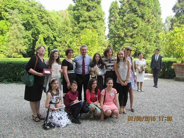Elevii de la Școala Gimnazială „Miron Costin”  împreună cu Consulul George Miloșan. Foto: Gabriela Apetrea