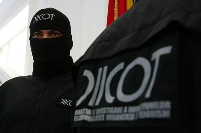 Tineri săltaţi de ofiţerii Antidrog, după ce un colet a fost interceptat la Suceava cu aproape un kilogram de canabis şi cocaină
