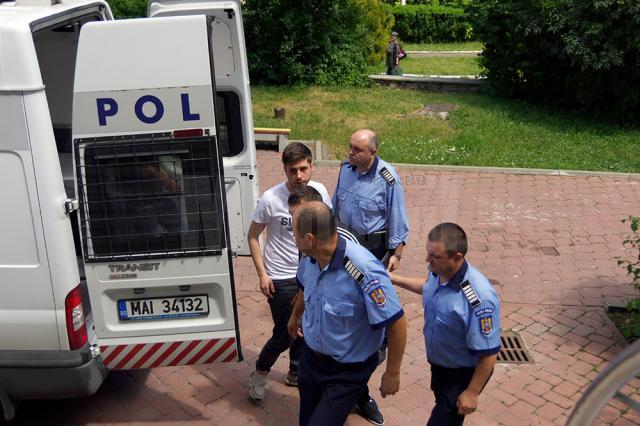 Mihai Cristian Rădoi şi Emil Andrei Sima au fost arestaţi preventiv pentru 30 de zile, în timp ce faţă de Gheorghe Anghel s-a luat măsura arestului la domiciliu