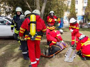 Pompierii vor simula un incendiu la o societate de prelucrare a lemnului şi un accident rutier pe DN 17