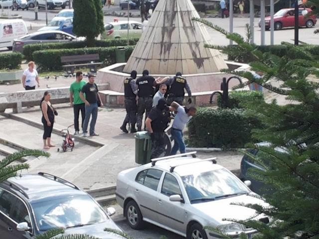 Interlopi din Suceava, săltaţi de pe stradă, sub acuzaţia că erau recuperatori plătiţi şi autori ai unor şantaje de tip mafiot