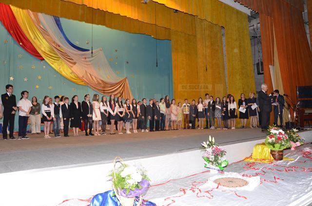 Cei mai merituoşi elevi din anul şcolar 2014-2015, de la Şcoala „Miron Costin”, au fost premiaţi