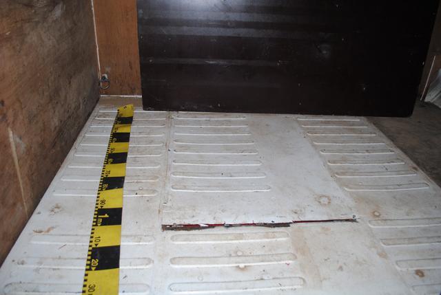 Trimişi la închisoare, după ce-au fost prinşi cu ţigări de contrabandă ascunse în podeaua unei dubiţe