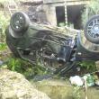 Accident mortal, după ce o maşină în care se aflau patru tineri s-a răsturnat pe cupolă în albia unui pârâu