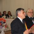 Primarul Ioan Pavăl înmânându-i diploma de Cetăţean de Onoare academicianului Nicolae Breban