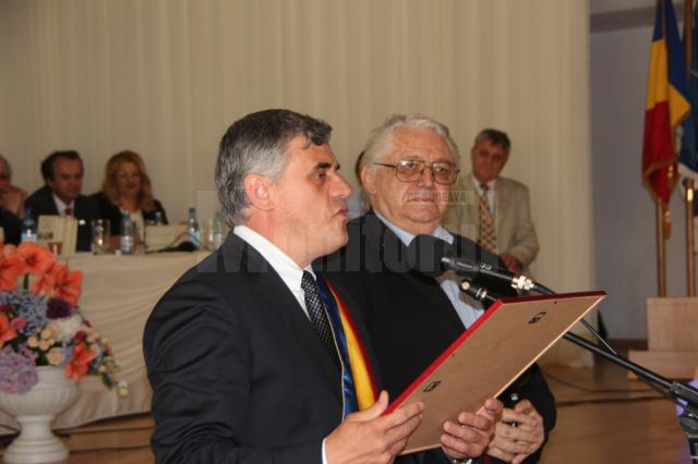 Primarul Ioan Pavăl înmânându-i diploma de Cetăţean de Onoare academicianului Nicolae Breban