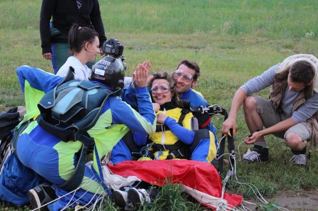 Omul care a ajutat-o  pe Niculina Cosovanu să își realizeze visul a fost instructorul de parașutism al școlii Skydive Transilvania Doru Baciu. Foto: Transilvania Reporter