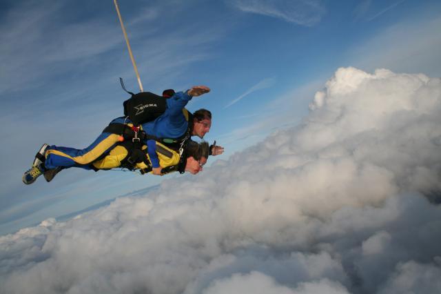 O femeie cu dizabilităţi a sărit în tandem cu paraşuta de la 3.000 de metri altitudine. Foto: Transilvania Reporter
