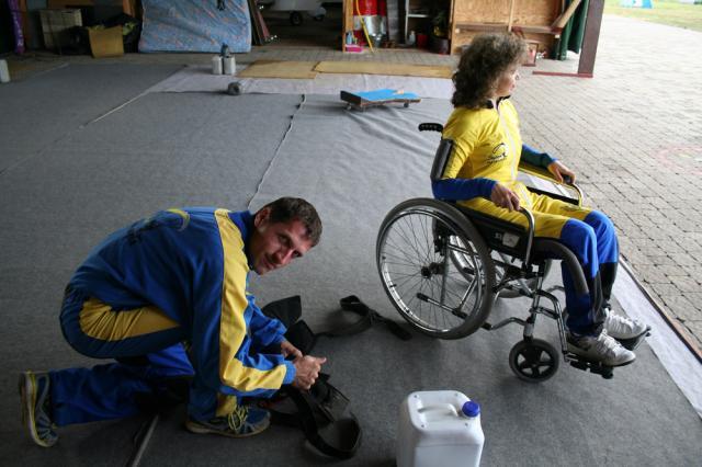 O femeie cu dizabilităţi a sărit în tandem cu paraşuta de la 3.000 de metri altitudine. Foto: Transilvania Reporter
