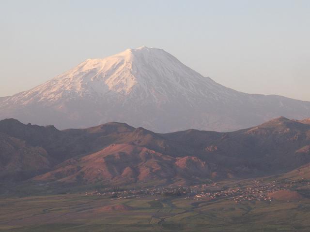 Trei suceveni au ajuns pe Ararat, legendarul vârf unde a poposit Arca lui Noe