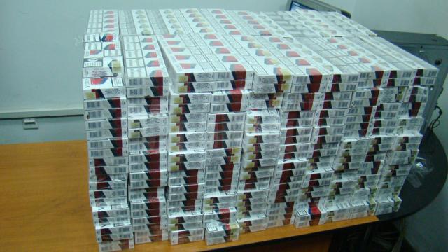 Surprins de poliţişti în timp ce căra aproape 17.000 de pachete de ţigări