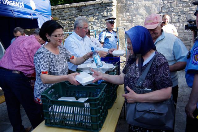 Ion Lungu şi familia sa au oferit 5.000 de sarmale, pâine şi 5.000 de sticle de apă pelerinilor veniţi din toată ţara să se roage la moaştele Sfântului Ioan cel Nou