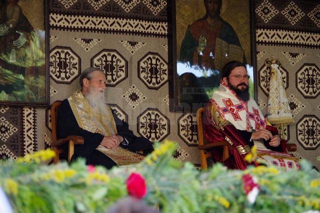 Slujba a fost oficiată de ÎPS Pimen, Arhiepiscopul Sucevei şi Rădăuţilor, şi PS Macarie, episcop al Europei de Nord